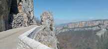 Montée : Col de la Machine depuis Saint Jean en Royans, Commentaire : Il a fallu tailler la falaise pour faire passer la route. 
