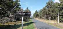 Montée : Col de Baracuchet depuis Montbrison, Commentaire : Le panneau du col est quelques centaines de mètres après la limite des départements de la Loire et du Puy de Dôme. Il est donc dans le Puy de Dôme. 
