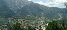 Montée : Parc animalier du Merlet depuis Les Houches, Commentaire : Vue plongeante sur le village des Houches où débute la montée, là où on voit le pont sur l'Arve. 