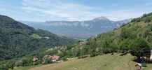 Montée : Col des Mouilles depuis Villard Bonnot, Commentaire : Vue sur Ste Agnès et les falaises de la Chartreuse depuis le hameau du Mollard. 