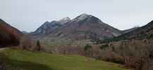 Auteur : Pierre-joseph G, Commentaire : Dans le final, vue en rétrospective sur les Aillons, au pied des rochers de la Badaz et du Mont Colombier (2045 m) plus en arrière.