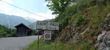 Montée : Plan du Four depuis Saint Paul sur Isère, Commentaire : L'entrée dans le hameau du Villard, avec le Grand Arc (2484 m) en arrière-plan. 