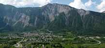 Montée : Station de l'Alpe d'Huez depuis Bourg d'Oisans, Commentaire : Vue sur Bourg d'Oisans après 2 km de montée. 