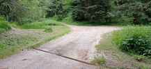 Auteur : Pierre-joseph G, Reactie : Le bout de la route goudronnée, avec une rainure ferrée comme on en voit des dizaines tout le long de la route forestière. 