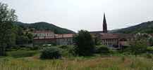 Montée : Col du Rouge Gazon depuis Saint Maurice sur Moselle, Commentaire : L'église de St Maurice sur Moselle vue depuis la voie verte, juste avant d'entamer la montée. 