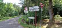 Montée : Col de la Vierge depuis Cornimont, Commentaire : Le départ de la route forestière peu après le village de Xoulces. Ici, il y a 2 panneaux pour indiquer le col de la Vierge. Ensuite, il n'y en aura plus aucun. 