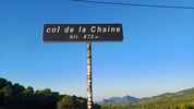 Montée : Col de la Chaine depuis Malaucene, Commentaire : L'arrivée au col nous réserve une belle surprise avec les Dentelles de Montmirail dans le lointain. 