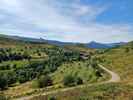 Montée : Col de Joux depuis Dornas, Commentaire : En poursuivant vers Lachamp-Raphaël, vue sur St Andéol de Fourchades et les sucs du plateau ardéchois. 