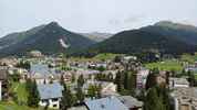 Montée : Flüelapass depuis Davos, Commentaire : Davos vu de la terrasse de l'auberge de jeunesse. La montée du Flüelapass débute au pied du Golden Hôtel bien visible au fond à gauche. 