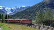 Montée : Passo del Bernina depuis Samedan, Commentaire : Le Bernina Express face au glacier du Morteratsch. 