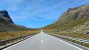 Montée : Julierpass depuis Silvaplana, Commentaire : Le final du col, plutôt roulant, avec l'étrange bâtiment qui marque le sommet. 