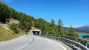 Montée : Julierpass depuis Silvaplana, Commentaire : La sortie du tunnel interdit aux vélos. Il faut prendre une petite sente sur la droite, comme indiqué sur le panneau. 