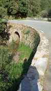 Montée : Col du Babaou depuis Bormes les mimosas, Commentaire : Un des jolis petits ponts de pierre qui jalonnent la montée. 
