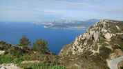 Montée : Corniche des Crêtes depuis La Ciotat, Commentaire : Vue sur les calanques et l'île de Riou. 