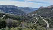 Montée : Col de l'Espigoulier depuis Gemenos, Commentaire : Peu avant le sommet, vue rétrospective les lacets de la route du col qui monte depuis Gémenos. 