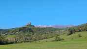 Montée : Col de la Croix Morand depuis Lac Chambon, Commentaire : Le château de Murol et les sommets du Sancy. Le col de la Croix Morand est tout à droite de la photo. 
