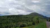 Montée : Col de Guéry depuis Orcival, Commentaire : Vue sur le Puy de l'Aiguiller (1525 m) qui domine le col de Guéry. 