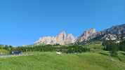 Montée : Passo Gardena depuis Corvara in Badia, Commentaire : Les aiguilles du Puez Odle émergent. Le passo Gardena est proche. 