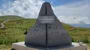 Montée : Col de la Madeleine depuis La Chambre, Commentaire : La stèle du col sur laquelle sont inscrits le nom des villages traversés sur chacun des versants. 