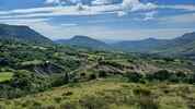Montée : Col de Fontenelle depuis Saint Martin sur Lavezon, Commentaire : Le dyke basaltique et le début de la montée. 
