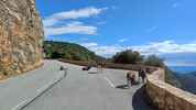 Montée : Col du Bel Homme depuis Bargemon, Commentaire : Peu avant le sommet, on croise un troupeau de chèvres errantes. Au loin il y a la mer. 