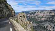 Montée : Cirque de Vaumale depuis Les Salles sur Verdon, Commentaire : La route taillée dans la falaise entre le col d'Illoire et le Cirque de Vaumale. 