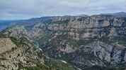 Montée : Cirque de Vaumale depuis D71, Commentaire : Ce n'est qu'au Cirque de Vaumale que l'on aperçoit enfin le Verdon qui sort des gorges. 