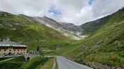 Montée : Passo dello Stelvio depuis Prato, Commentaire : Regard vers le haut à proximité du refuge Franzenshöhe. On voit bien la route suspendue dans la pente et ses nombreux lacets. 