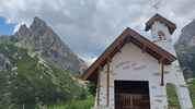 Montée : Passo Falzarego depuis Cortina d'Ampezzo, Commentaire : Comme tout col italien, le Falzarego a sa chapelle. 
