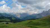 Montée : Passo Sella depuis Plan de gralba, Commentaire : Vue vers le Val Gardena au nord. 