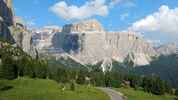 Montée : Passo Sella depuis Canazei, Commentaire : Les falaises du Massif du Sella sont impressionnantes. 