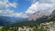 Montée : Passo Valparola depuis La Villa, Commentaire : Au col, vue rétrospective vers le Val Badia d'où on vient, et le massif des Fanes aux roches rouges impressionnantes. 