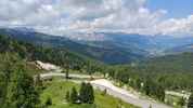 Montée : Passo Valparola depuis La Villa, Commentaire : Les derniers lacets sous le col. Au loin, le Val Badia et le massif des Puez Odle. 