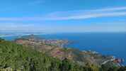 Montée : Pic de l'Ours depuis D559, Commentaire : Vue sur le littoral entre le col des Lentisques et le col Notre-Dame. 