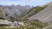 Montée : Col des Rochilles depuis Valloire, Commentaire : Camp militaire des Rochilles devant les Aiguilles d'Arve