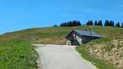 Montée : Lachat depuis Feissons sur isere, Commentaire : Le chalet pastoral du Lachat au terminus de la route&period; 