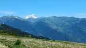 Montée : Lachat depuis Feissons sur isere, Commentaire : Vue sur le Mont-Blanc&period; Sur sa droite&comma; dans la conque herbeuse&comma; le village de Grand Naves&period; 