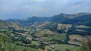 Auteur : Pierre-joseph G, Reactie : Vue sur les fermes de Lesmaronies dans la vall&eacute;e de la Maronne&comma; domin&eacute;es par le Puy Violent &lpar;1592 m&rpar;&period; 