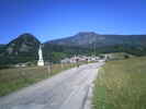 Montée : Col de l'Ardéchoise depuis Chaneac, Commentaire : En juin 2026 sur l'Ard&eacute;choise V&eacute;lo Marathon en deux jours&period; Vierge au-dessus du village de Bor&eacute;e et vue sur le Mont M&eacute;zenc &lpar;1753m&rpar; &agrave; droite&period; Des cyclistes roulent dans  le sens contraire sur de nouveaux parcours&period;