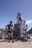 Montée : Colle Fauniera depuis Pradlèves, Commentaire : Père et fils au pied de la statue du Grand Marco Pantani !