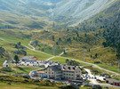 Auteur : Lanry, Commentaire : Le "Rifugio Passo Sella" près du col, en contre-bas de la route.
