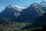 Auteur : kangooman, Commentaire : Vue sur Grindelwald depuis le Mannlichen ( 12 kms à 10,5%)... le sommet du Grosse Scheidegg sur la gauche (on le voit sur la photo suivante).

