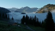 Auteur : kangooman, Reactie : Départ (8H00) de Zweisimmen sous un brouillard très épais... température :7°c, la journée s'annonce mal.... et comme par enchantement, dès les premiers hectomètres de la montée, le décor se dévoile... juste pour moi :-)