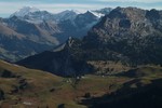Author : kangooman, Comment : depuis le sommet du Niederhorn ( compter 30 minutes de marche "sportive" depuis la fin de la route), on aperçoit en bas à gauche les derniers lacets du Seeberg ( présent sur le site). Au centre, un restaurant idéalement placé !