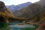 Auteur : Baretous, Commentaire : Le lac des Gloriettes. En arrière plan une partie du cirque d' Estaubé.
