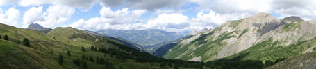 Auteur : Elki, Reactie : A gauche le col. Juste à droite, l'Auberge du col d'Allos, ouverte uniquement l'été. Puis tout au fond dans la vallée, Barcelonnette.