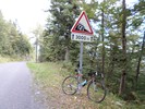 Auteur : mpl75, Reactie : Le panneau (l'envers) que les cyclos montant cherchent des yeux sur la gauche de la route en montant et qui marque la fin de leur "calvaire" !!!
