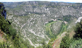 Author : Baretous, Comment : Vue depuis le belvédère, la fin de la montée, le village de Navacelles et en pointillés le haut de la montée vers le causse nord.. 