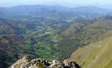 Author : Baretous, Comment : Photo prise du pic Béhorléguy qui domine le col de 200 m; en pointillé, une partie de l'itinéraire.