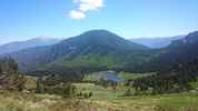 Auteur : Koenig, Reactie : Vue sur le col de Portus 1736 m (creux à droite), le Canigou 2786 m (à gauche) et l'étang du Clot à 1635 m.
